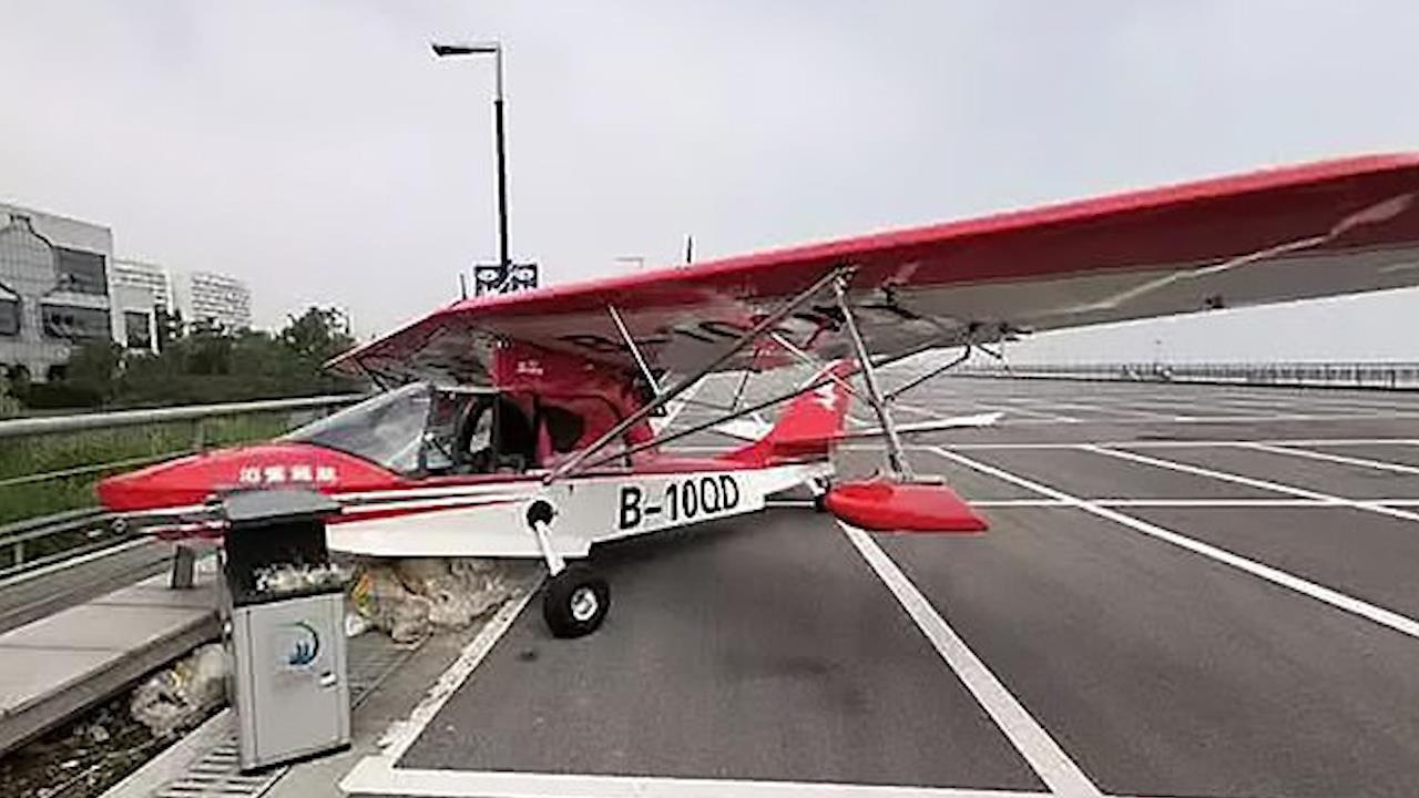 Cau be 13 tuoi len vao duong bang lai trom 2 may bay giua dem hinh anh