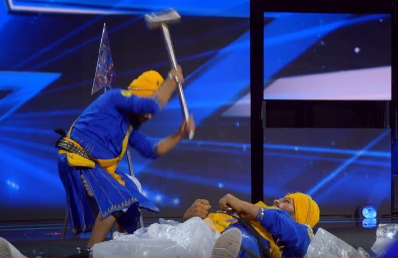 Thi sinh dung bua dap truc tiep len ban dien tai America's Got Talent hinh anh