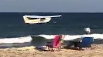 May bay ha canh khan cap truoc mat du khach dang tam bien o My hinh anh