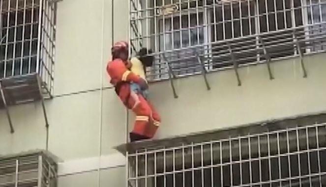 Be gai bi ket co vao hang rao ban cong tang 5 may man duoc giai cuu hinh anh