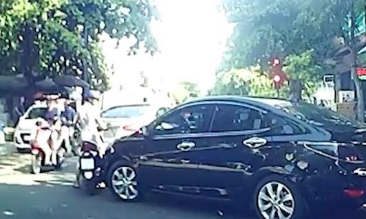 Nu tai xe dap dau oto, tai xe bo xe giua duong duoi theo hinh anh