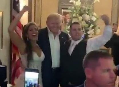 Tong thong Trump bat ngo xuat hien trong dam cuoi cua nguoi ung ho hinh anh