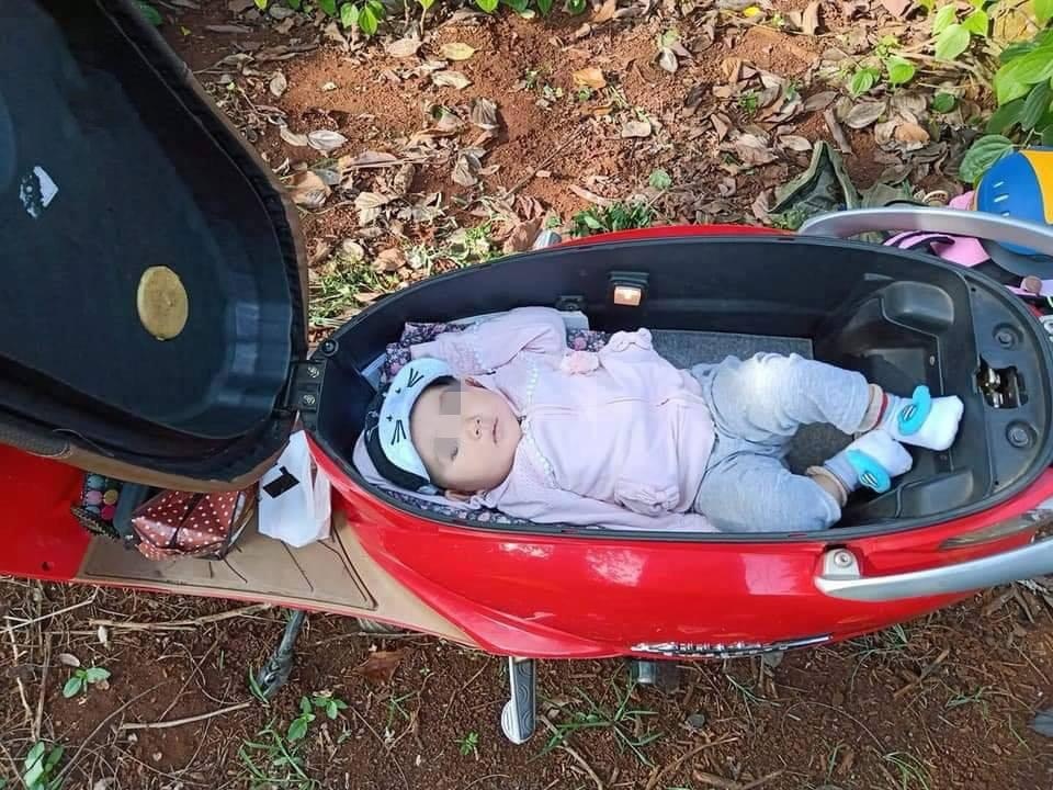 Tranh cai me de con nho ngu trong cop xe may roi mai me lam ray hinh anh