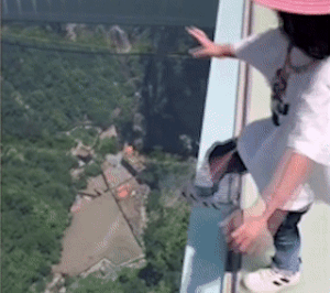 Be gai 3 tuoi tu tin di tren cau kinh cao 300 met o Trung Quoc hinh anh