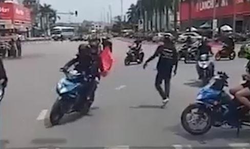 Doan xe phuot thu tu y chan duong de di chuyen qua nga tu hinh anh