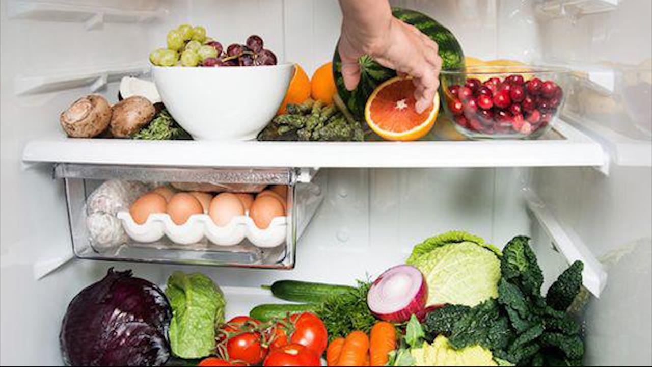 Nuoc tieu chuyen mau xanh vi an thuc an hong trong tu lanh hinh anh