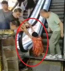 Lieu di thang may hong, khach bi cuon chat hai chan hinh anh