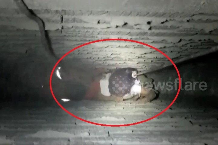 Giai cuu be gai bi ket giua 2 buc tuong hinh anh