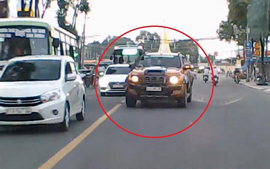 Lan lan nguoc chieu, tai xe ban tai ep nguoi di dung phai tranh duong hinh anh