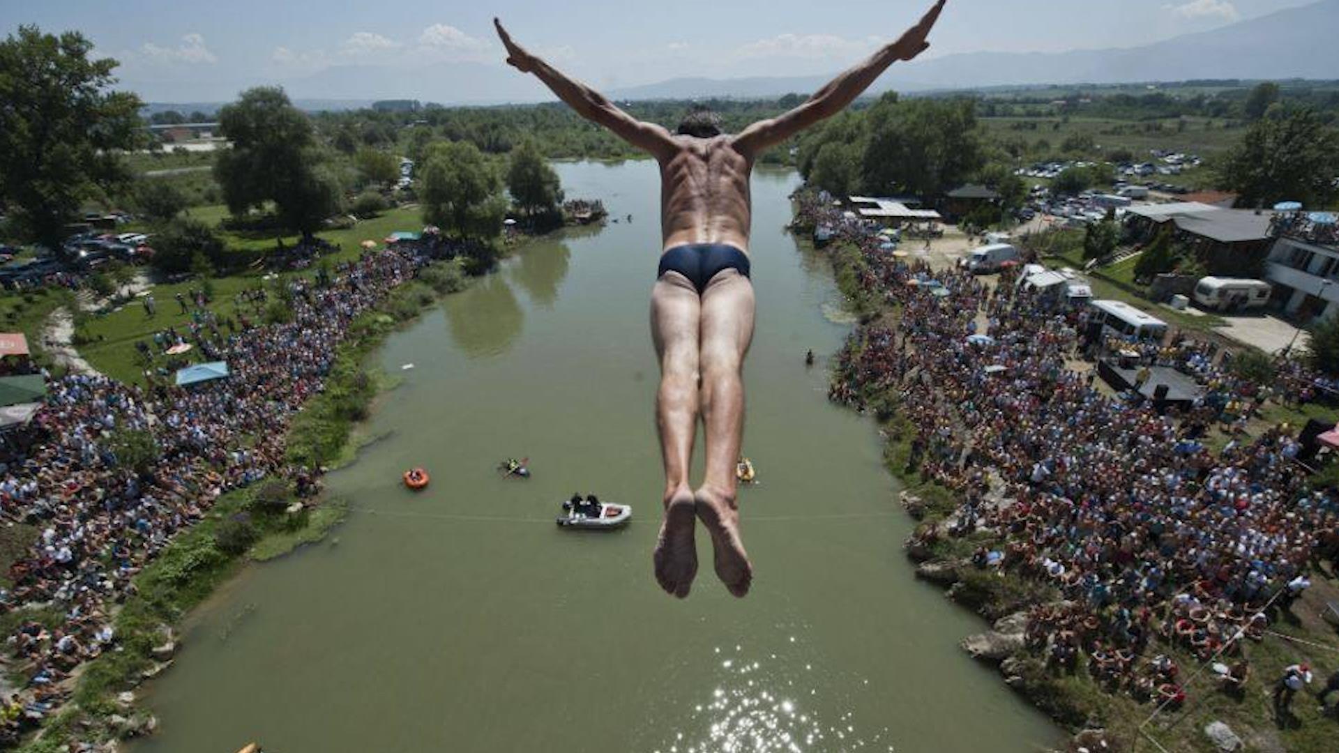 Mao hiem cuoc thi nhay xuong song tu cay cau cao 22 m hinh anh