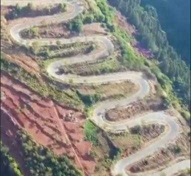 Con duong long gio voi 68 khuc cua o Van Nam, Trung Quoc hinh anh