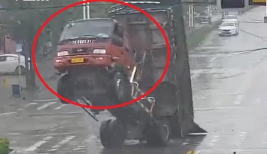 Vuong cap vien thong, xe tai boc dau nhu ngua chom hinh anh