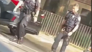 Canh sat My 'chiu tran' khi bi nguoi dan doi nuoc len dau hinh anh