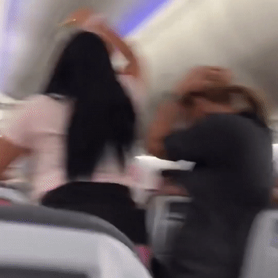 Nhin co gai khac, chang trai bi nguoi yeu dap lien tuc len dau hinh anh