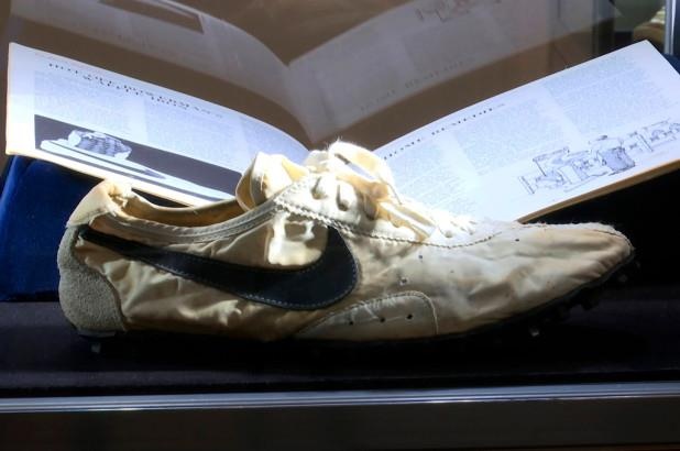 Doi giay Nike co dau gia duoc gan nua trieu USD hinh anh