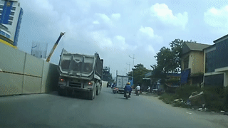 Nguoi phu nu chay vun vut tren duong dam vao duoi oto hinh anh