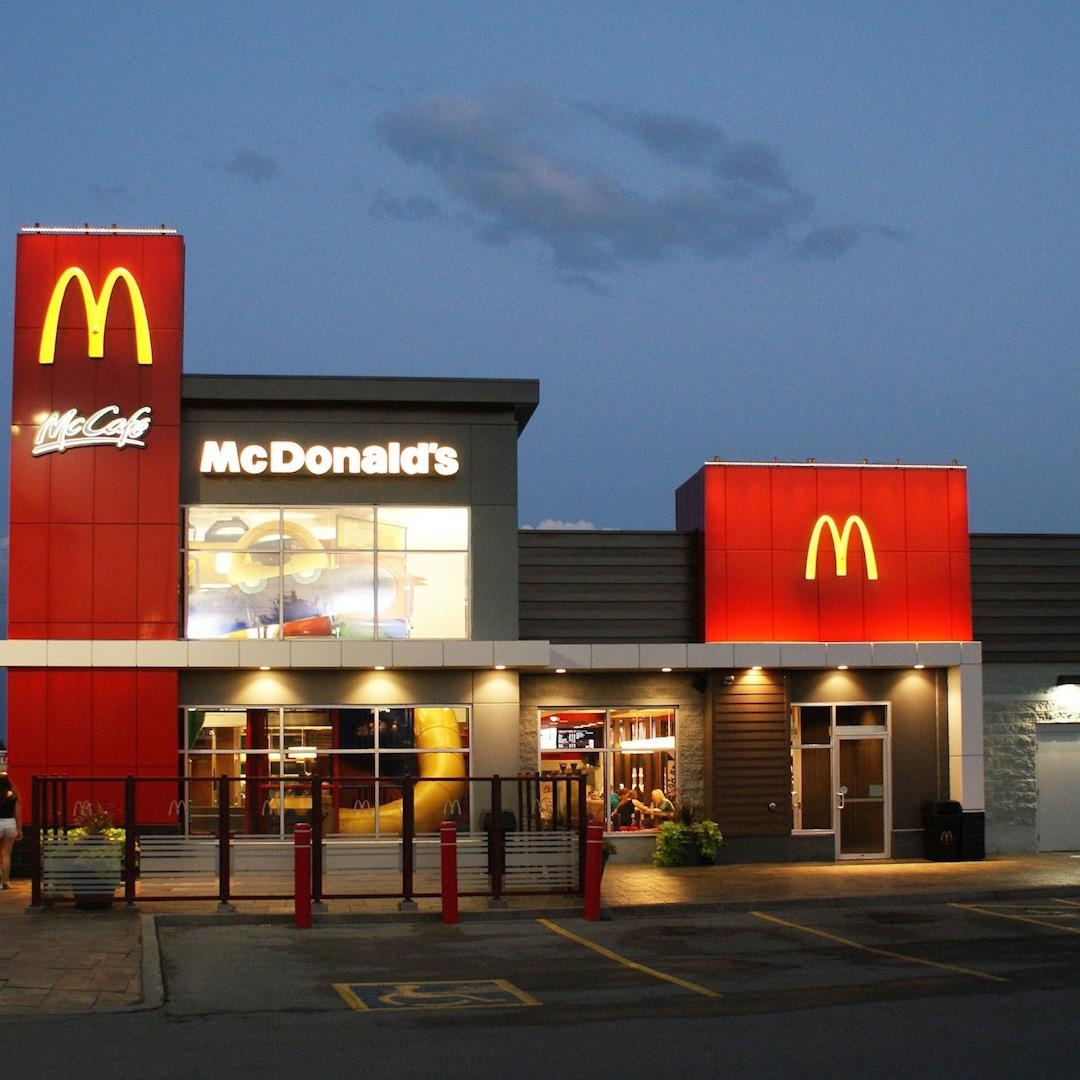 CEO McDonald's lam mot gio bang nhan vien lam mot nam hinh anh