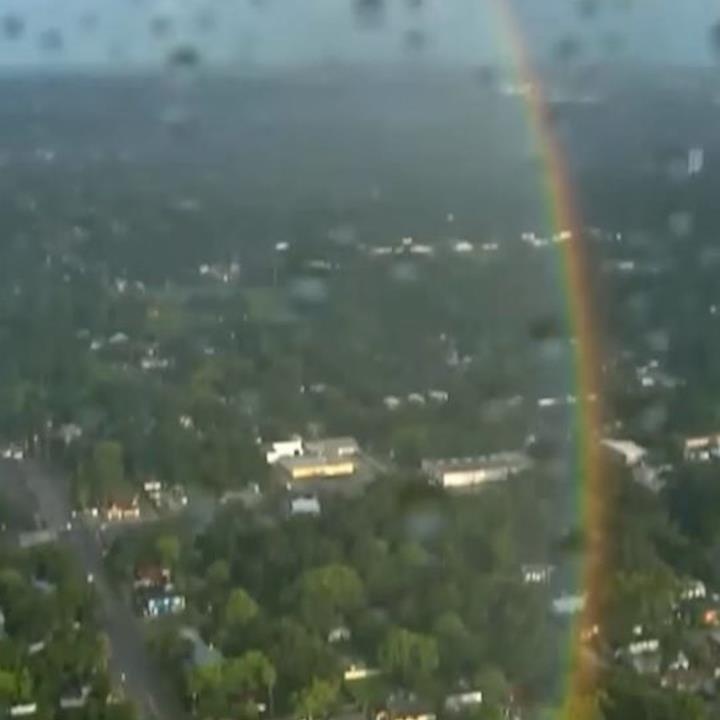 Khoanh khac cau vong 360 do xuat hien sau con mua tai My hinh anh