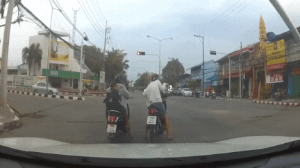 Den giao thong roi xuong oto khi dung den do o Thai Lan hinh anh