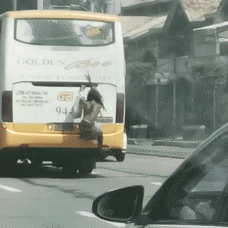 'Nguoi nhen' du nguoi sau xe buyt de di chui hinh anh