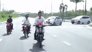 Thanh nien di ruoc dau bi te sap mat khi boc dau xe may hinh anh