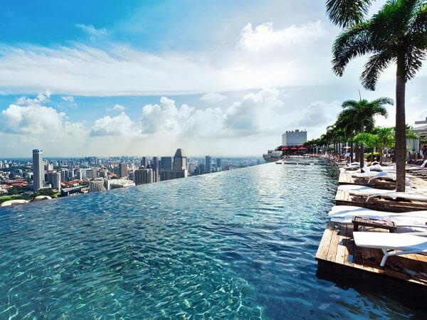 Ho boi rong nhat the gioi, phai dung thuyen de boi qua hinh anh