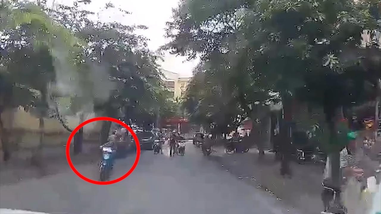 Tai xe xe may thach thuc cong an hinh anh