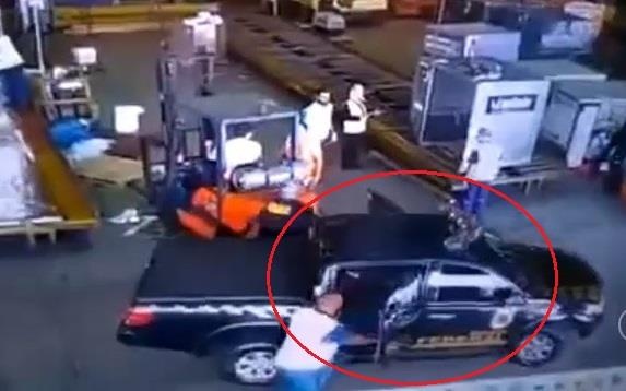 Bang cuop gia dang canh sat, cuop gan 1 tan vang o Brazil hinh anh