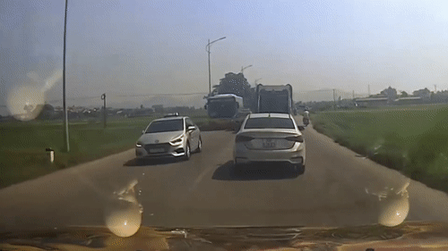 Vuot au, oto bi xe bus dam giua duong o Ha Noi hinh anh