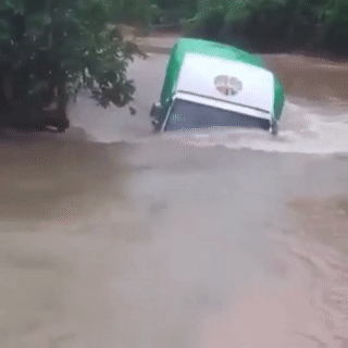 Man loi nuoc nhu tau ngam cua xe tai hinh anh
