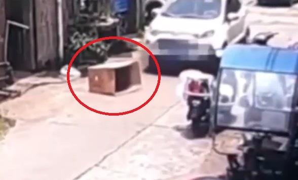 Tron trong thung carton giua duong, be 5 tuoi bi oto chen qua hinh anh