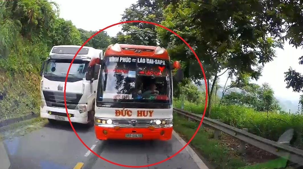 Xe khach chay kieu tu sat, suyt dam truc dien xe cho nguoi nuoc ngoai hinh anh