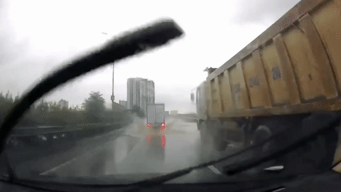 Oto suyt gap tai nan khi bi xe tai tat nuoc che kinh lai hinh anh