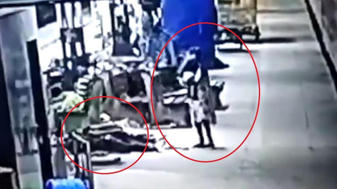 Cha me ngu quen, con bi bat coc ngay truoc mat tai ga tau An Do hinh anh