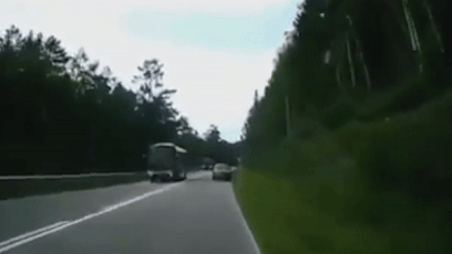 Tai xe Nga danh lai tranh 2 oto lien tiep di nguoc chieu hinh anh