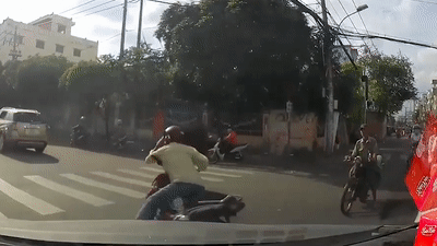 Tai xe 'nga bay' xuong duong van co gang nghe dien thoai hinh anh