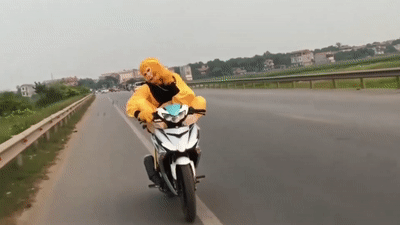 Hoa trang thanh Ton Ngo Khong 'lam xiec' tren xe may hinh anh