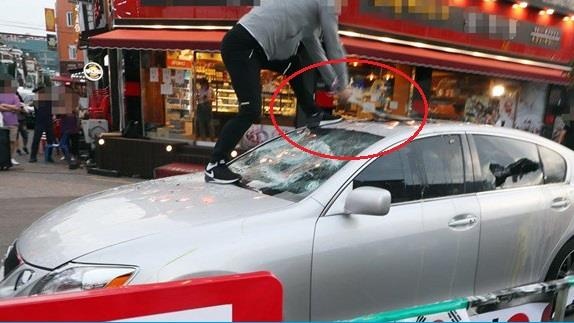 Nguoi dan ong Han Quoc dung gay tu dap xe Lexus cua minh de 'bai Nhat' hinh anh