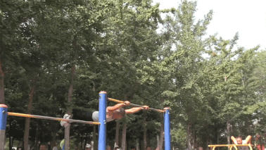 Cu gia Trung Quoc xoay nguoi 360 do tren xa ngang hinh anh