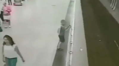 Mai choi Pokemon Go, be trai hut chan nga xuong duong ray dien hinh anh