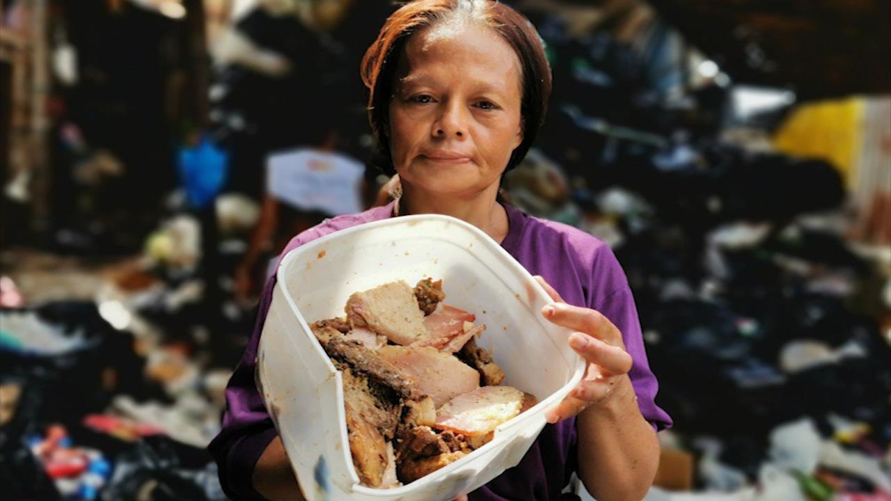 Bua an voi thit tu bai rac cua nguoi ngheo o Philippines hinh anh