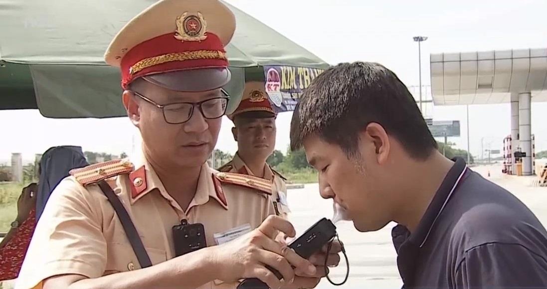 Uong ruou bia khi lai xe bi phat den 30 trieu hinh anh