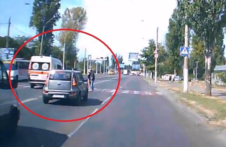 Xe cuu thuong huc tung nguoi di bo dang sang duong hinh anh