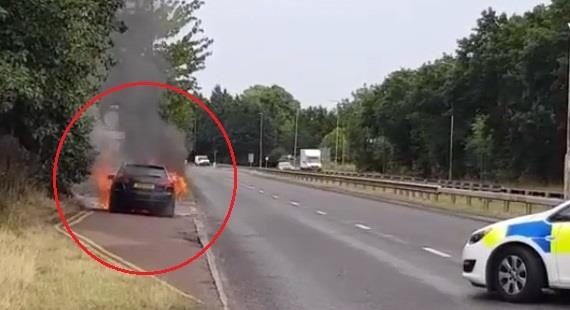 Xe Audi boc chay du doi nghi do nang nong o Anh hinh anh