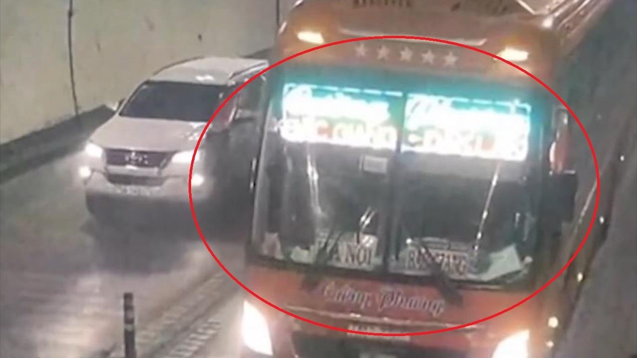 Vuot au trong ham Hai Van, tai xe bi tuoc giay phep lai xe hinh anh