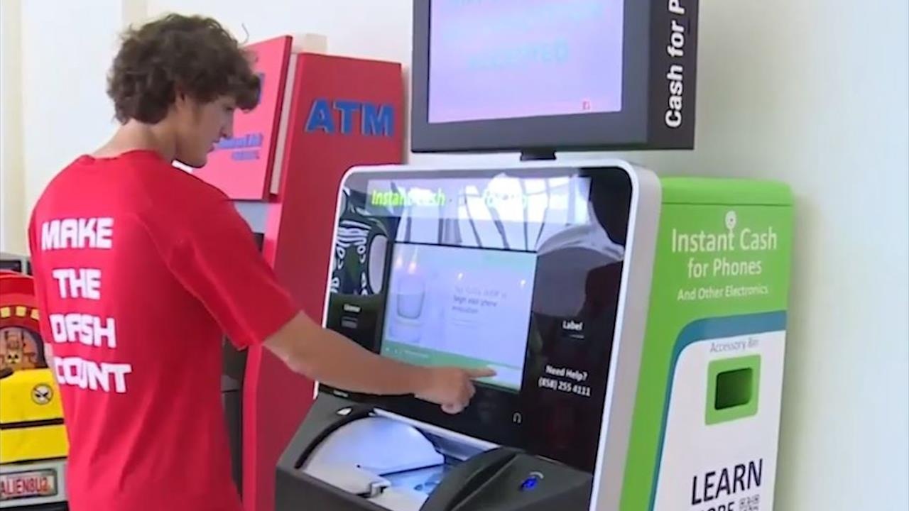 Chiec may ATM tu dong thu mua dien thoai cu hinh anh