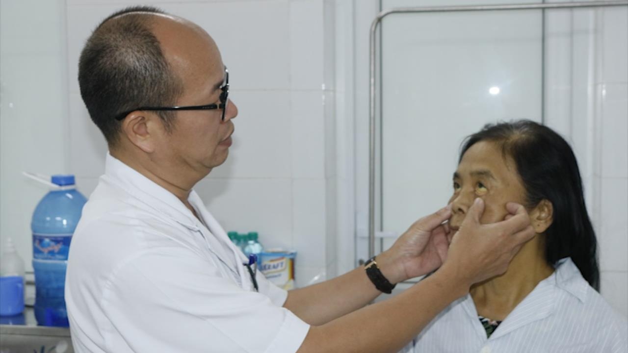 Nguoi benh ung thu gan khong biet minh mac benh hinh anh