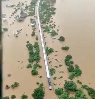 Giai cuu 700 hanh khach tren doan tau bi ket giua lu hinh anh