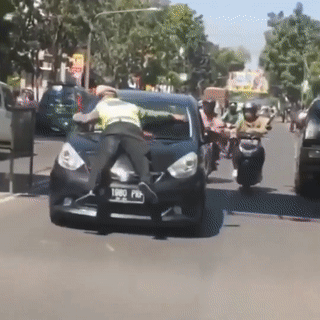 CSGT Indonesia bam tren nap capo ngan tai xe vuot den do hinh anh