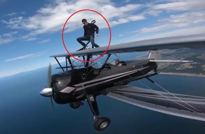 Nguoi dan ong 'di bo' tren canh may bay hinh anh
